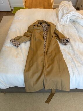 Women's Classic Tan Trench Coat with Patterned Lining